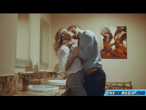 ❤️ Όταν μια πλούσια ξανθιά σε αποπλανεί σε μια δημόσια τουαλέτα ️ Ποιότητα σεξ ️